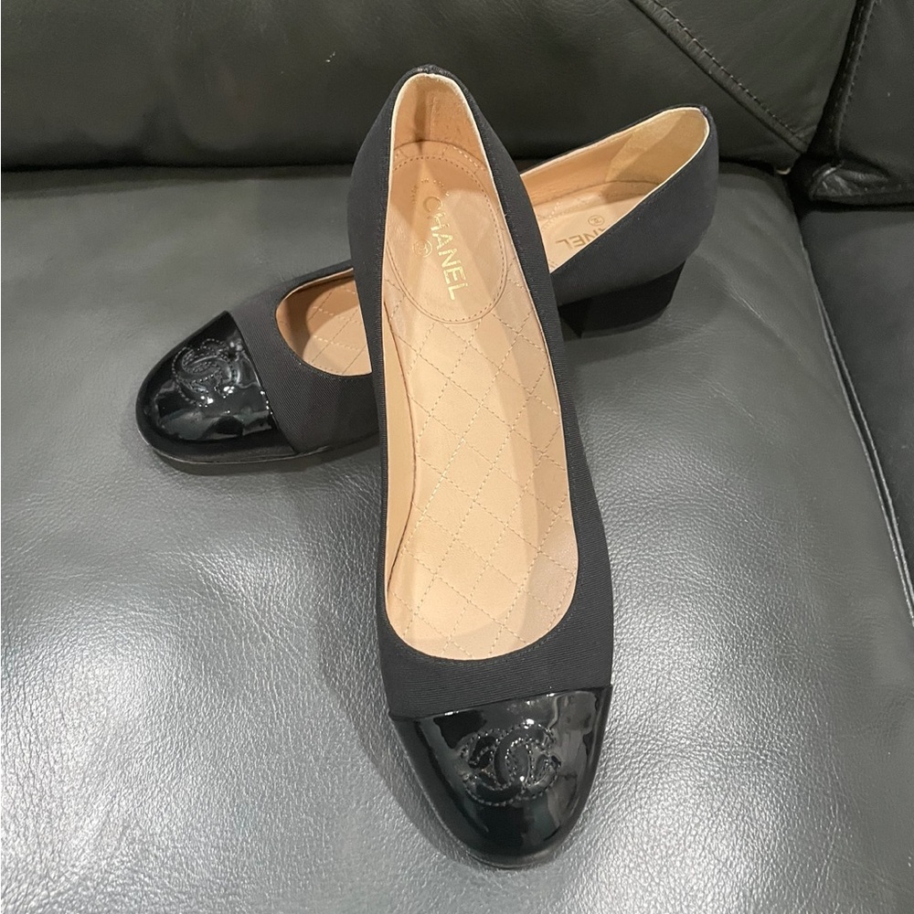 Chanel 15A CC Black Patent Calfskin
Pumps Heels Shoes - Size 36.5